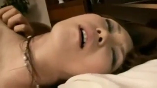 穿着渔网袜的金发美女Skylar Valentine沉迷于独奏游戏