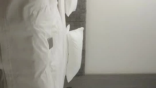 黑人学生在健身房里被从后面操