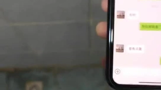 小巧的金发少女诱惑她的继兄弟进行家庭性爱的POV视频