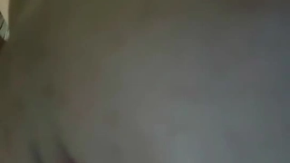 精液射在母狗的腿上
