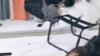 时尚性感的高颜值白领美女下班和公司领导酒店偷情,肏逼正爽时突然接到男友电话,边讲电话边从后面快速抽插!