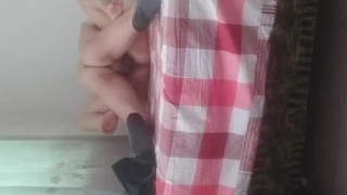 纹身健美运动员在宿舍房间里干瘦金发女郎