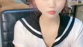 Misa Amane感受到一个大鸡吧在她的湿漉漉的骚逼里