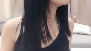 天然乳房的业余少女炫耀她的裸体