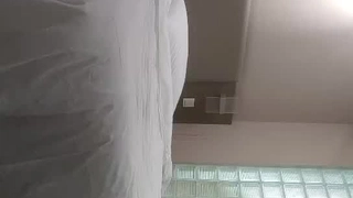邻家小妹妹来袭！卡哇伊一脸呆萌！撩下小背心贫乳奶子，肛塞尾巴扭动屁股，浴室湿身极度诱惑