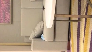 从身着紧身衣裤的热金发女郎深口交，暨在她的嘴里