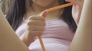 太可惜了,某艺术院校超级小美女被猥琐男骗到手了,扛起大长腿干的女孩呻吟特大声,真是好B都被猪拱了！