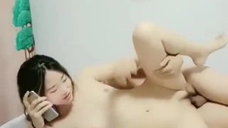 年轻的芭蕾舞女郎在业余视频中展示她紧致的屁股