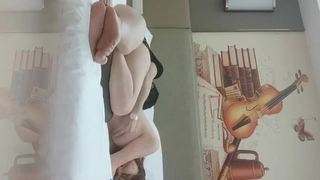 “被比自己小的女生欺负不觉得羞耻吗？笑”知道自己的乳房是武器的少女对学生的巨乳