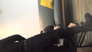 狼疮性肾炎后妈在客厅玩手机，强行给她操了，风韵犹存（简芥可约此少妇