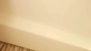 一个拥有天然乳房和大屁股的可爱学生在户外变得淘气