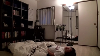 中国少女被两个兴奋的男人舔和操她的阴部