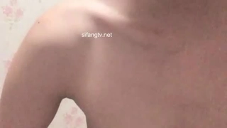 风吟鸟唱出品小章X怡和猥琐秃顶胖导演浴缸啪啪张开腿在上面摇相当淫骚