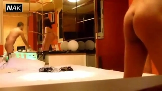 同性恋学生接受感性的按摩并猛烈射精