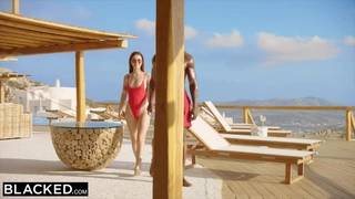 灵活的乌克兰娃娃被弯曲并拉伸